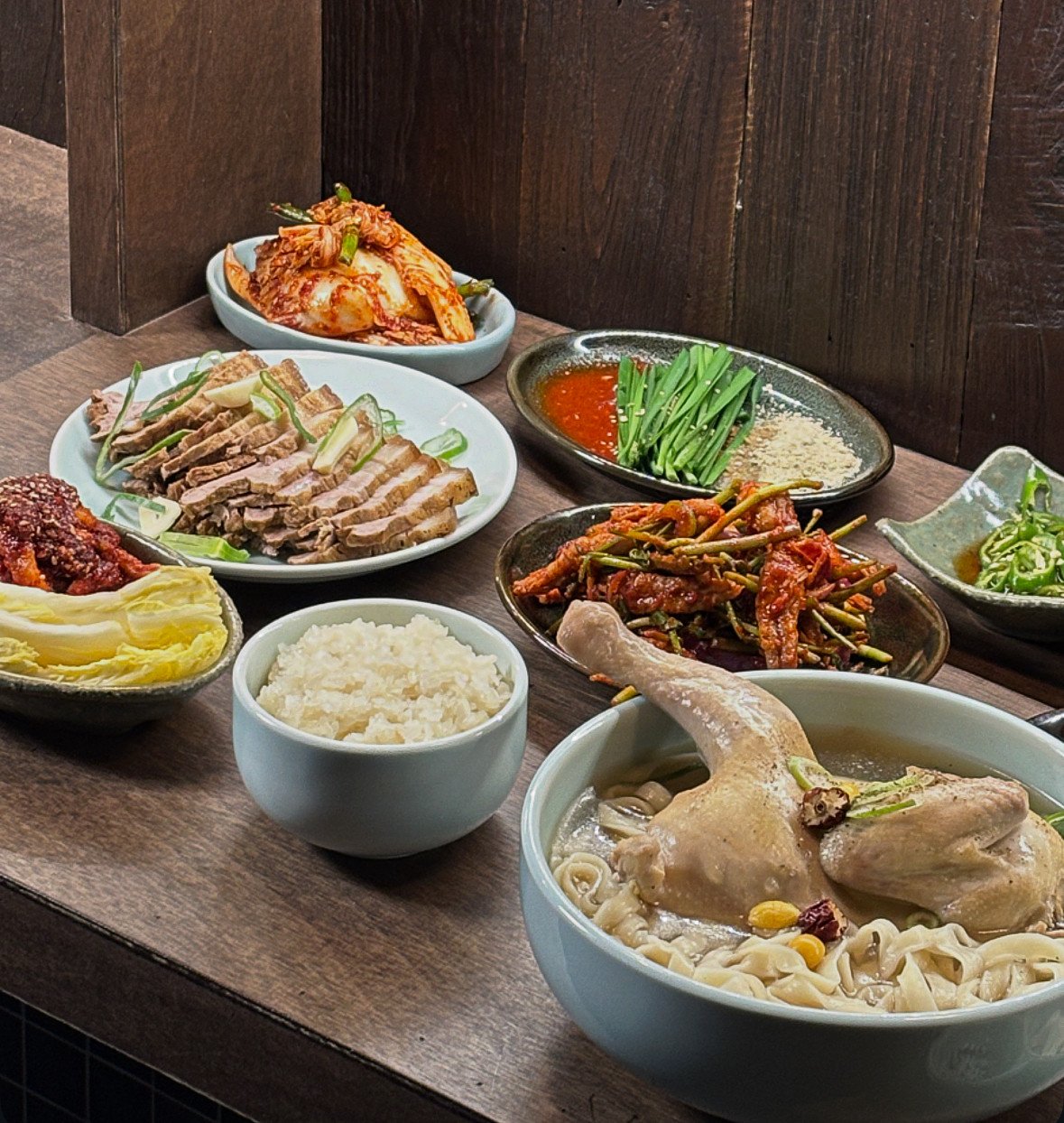 โต๊ะที่มีซูยุก เครื่องเคียง และซุปที่ Bokgyeok
