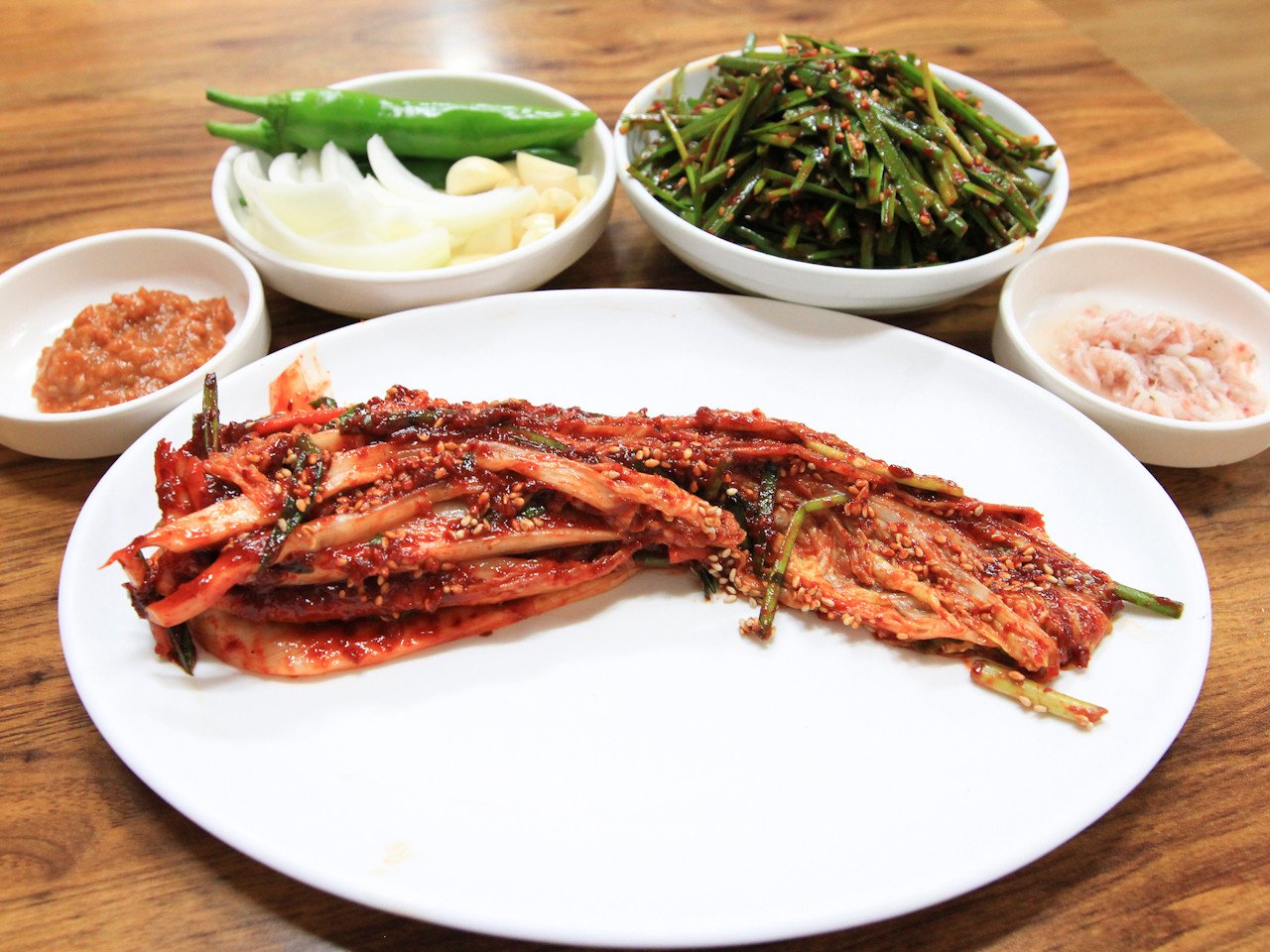 จานกิมจิคลุกสดและกุยช่ายยำ พร้อมกุ้งเค็ม