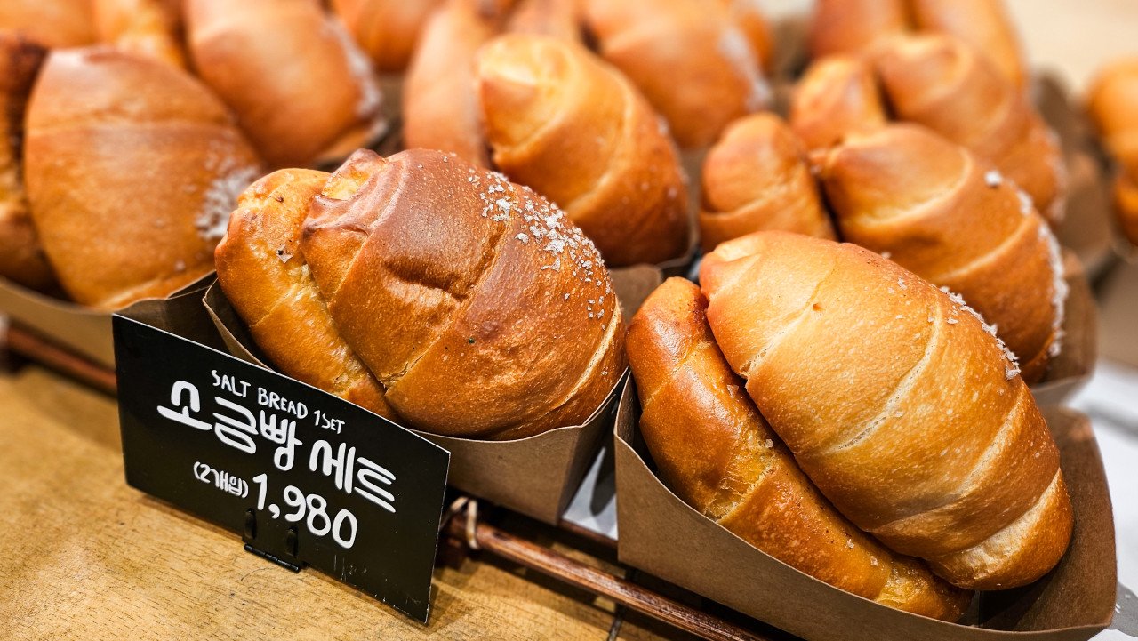 ขนมปังเกลือ (salt bread) ที่วางโชว์
