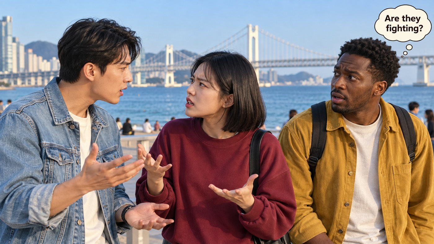 광안대교가 보이는 바닷가에서 열띠게 이야기하는 두 사람을 보고, 옆에 앉은 외국인이 "Are they fighting?" 하고 놀라는 모습