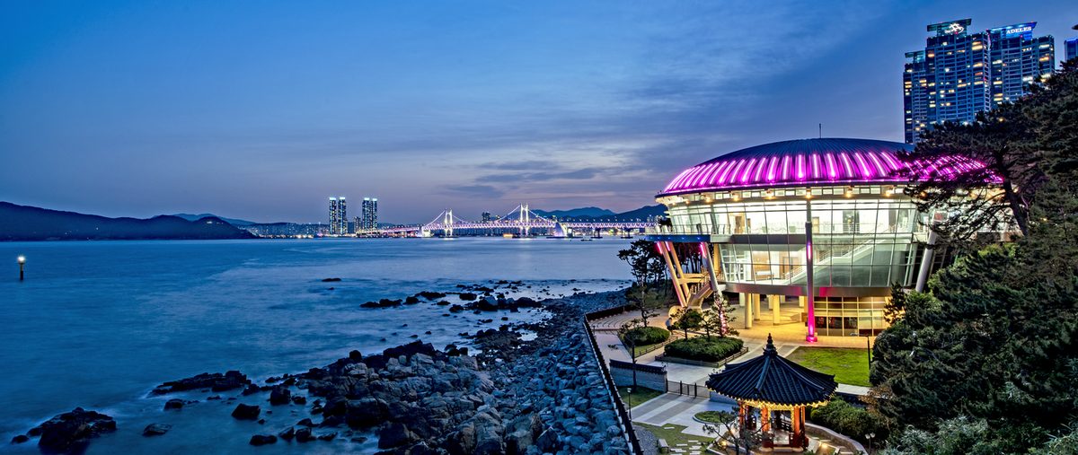 หลังคาทรงศาลาของนูรีมารู เอเปคเฮาส์ มองจากเกาะทงแบก ไกลออกไปคือสะพานควางอัน