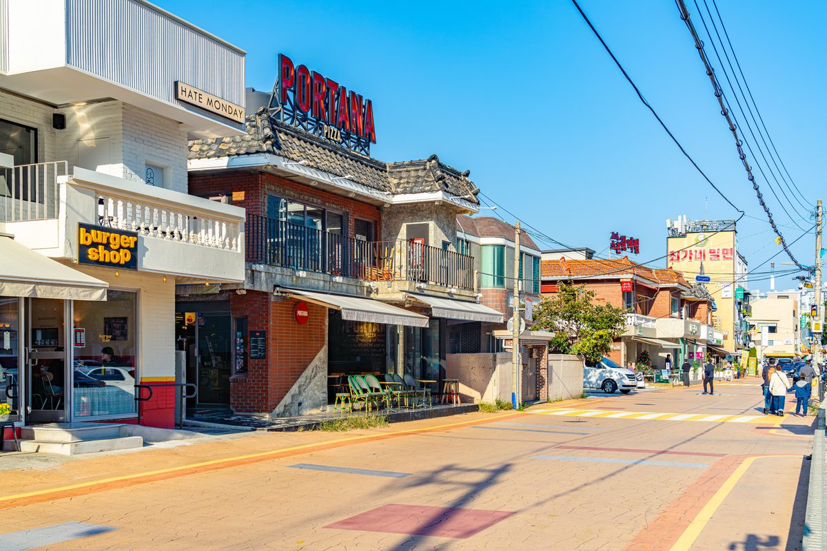 ถนนหนึ่งในแฮรีดันกิลที่มีร้านพิซซ่าและเบอร์เกอร์