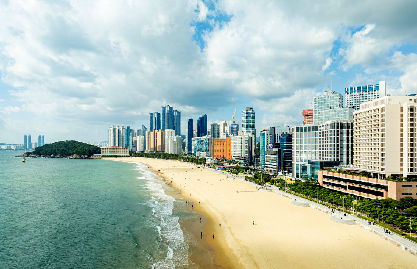 หาดแฮอุนแดและทะเล โดยมีตึกอยู่ด้านหลัง