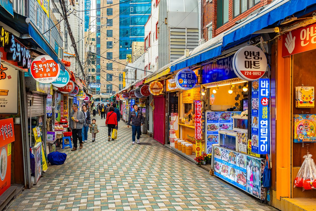 ซอยหนึ่งในตลาดแฮอุนแดที่มีร้านอาหาร
