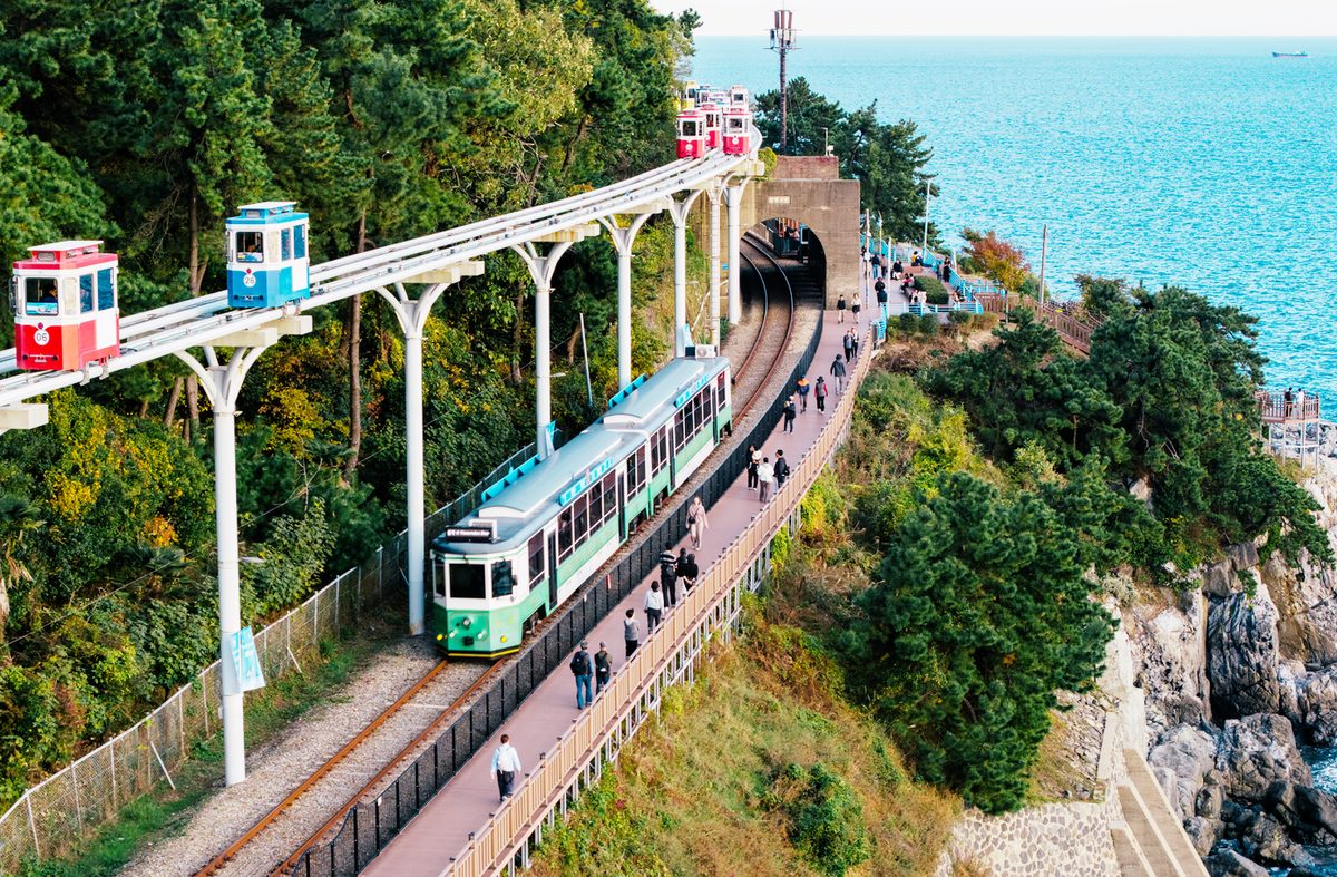 รถไฟชายหาดวิ่งข้างทะเล สกายแคปซูลบนรางยกสูง และทางเดินข้างทางรถไฟ