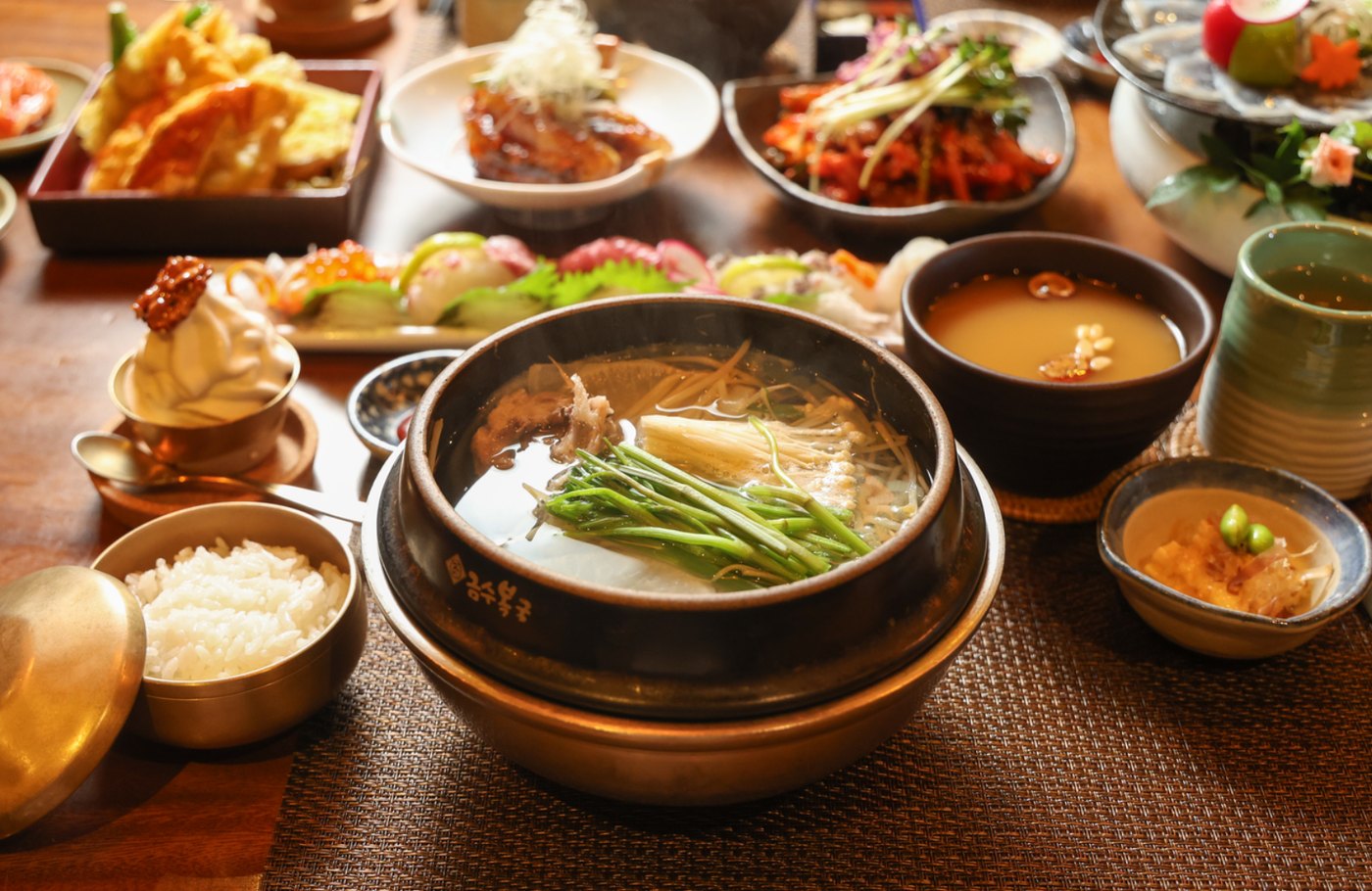 뚝배기에 담긴 복지리와 밥, 반찬