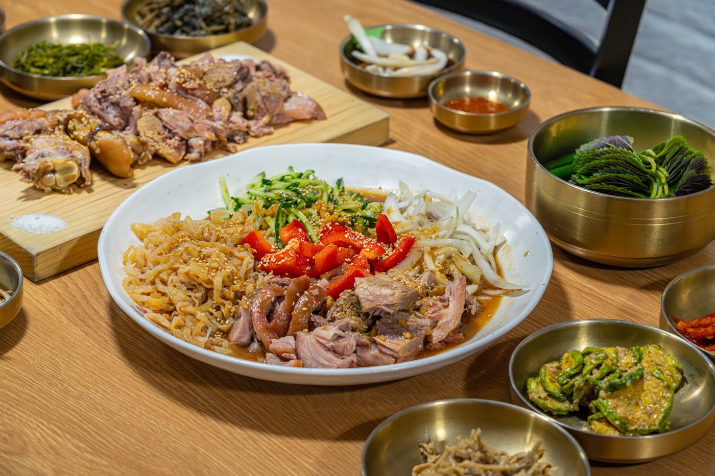 냉채족발과 따뜻한 족발, 깻잎이 놓인 상