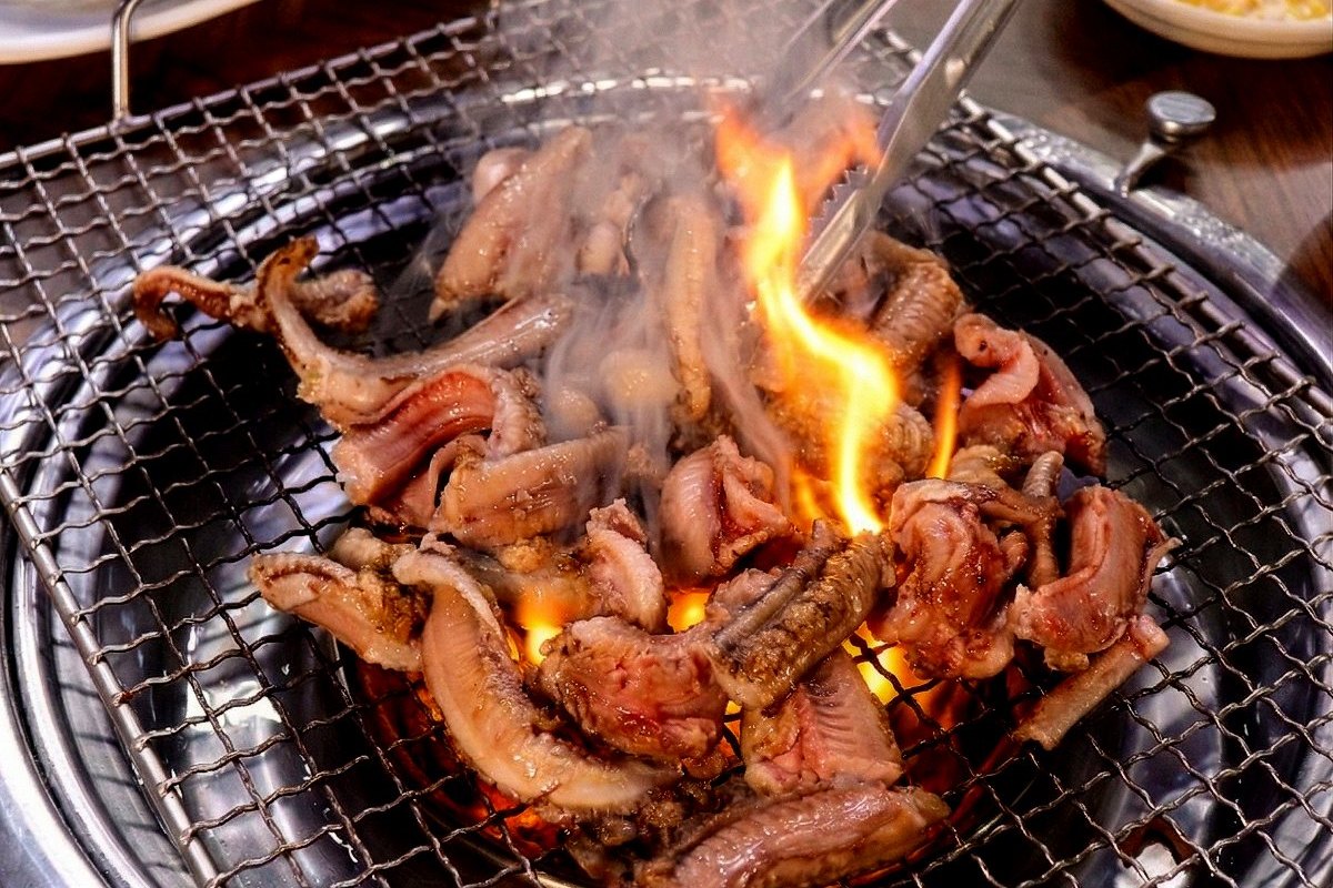 Gomjangeo đang được nướng trên than
