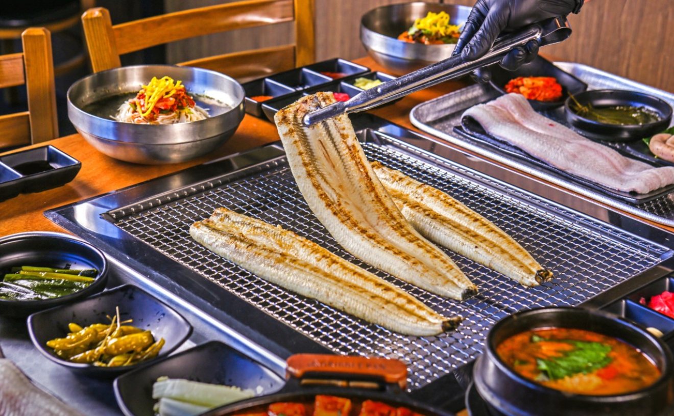 Lươn nước ngọt mổ ra, trải phẳng rồi nướng