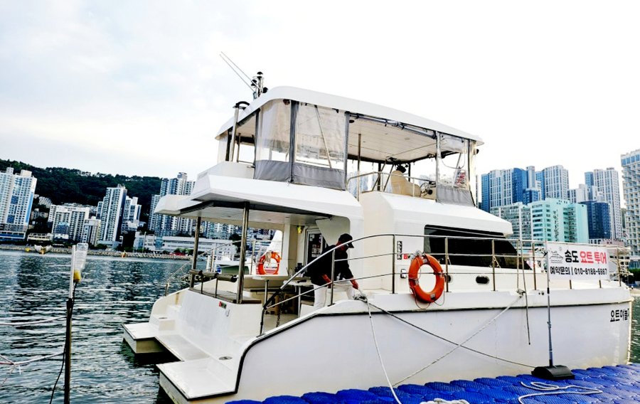 เรือแคทามารันสองชั้นจอดอยู่ที่ท่าเรือชายหาดซองโด