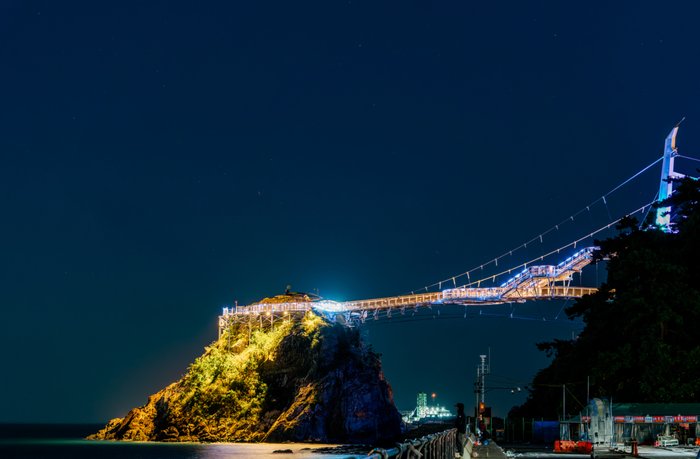 วิวยามค่ำคืนของสะพานแขวนยงกุงซองโดที่เปิดไฟ