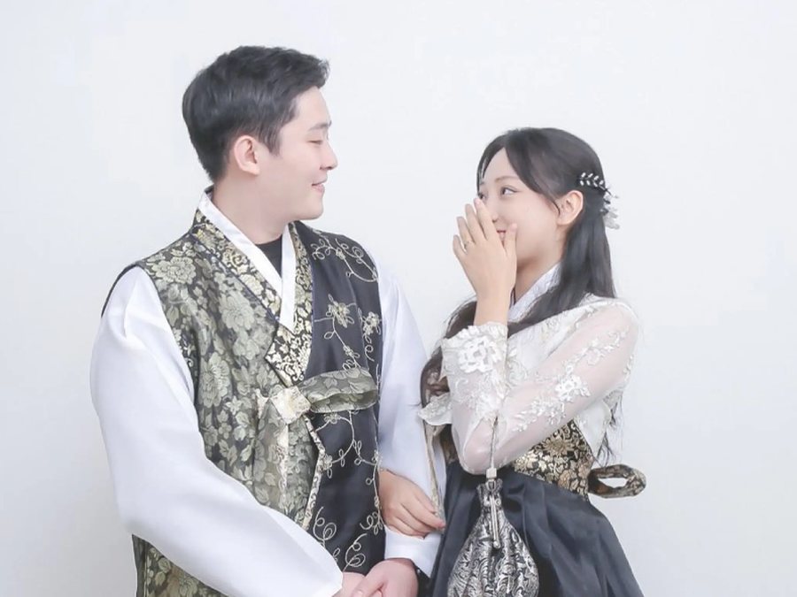 A couple wearing hanbok together in a studio, photo courtesy of Ipgo Gagye