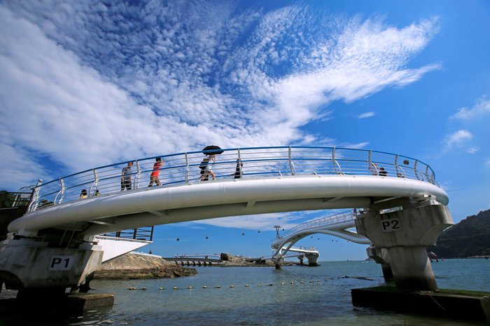 วิวกลางวันของสะพานแขวนยงกุงซองโด