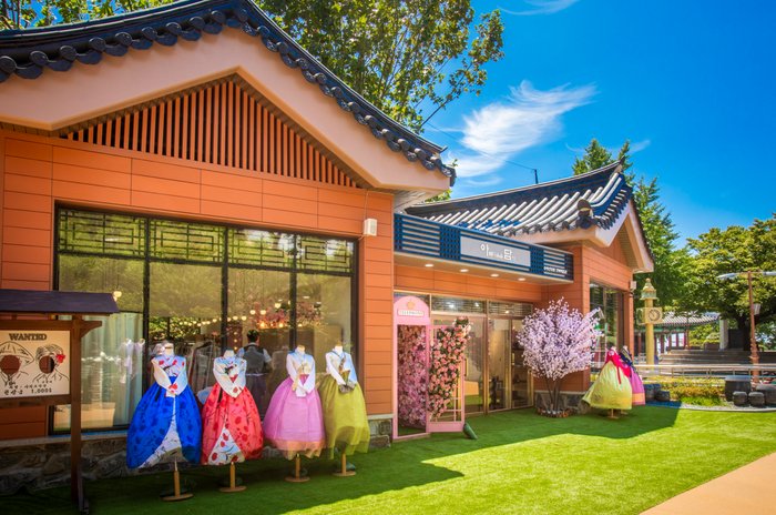 ร้านให้เช่าฮันบกในสวนยงดูซานพร้อมชุดฮันบกที่จัดแสดง