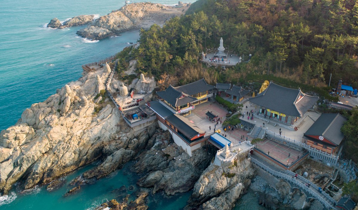 바위 해안 위의 법당과 불상이 보이는 해동용궁사 항공 사진